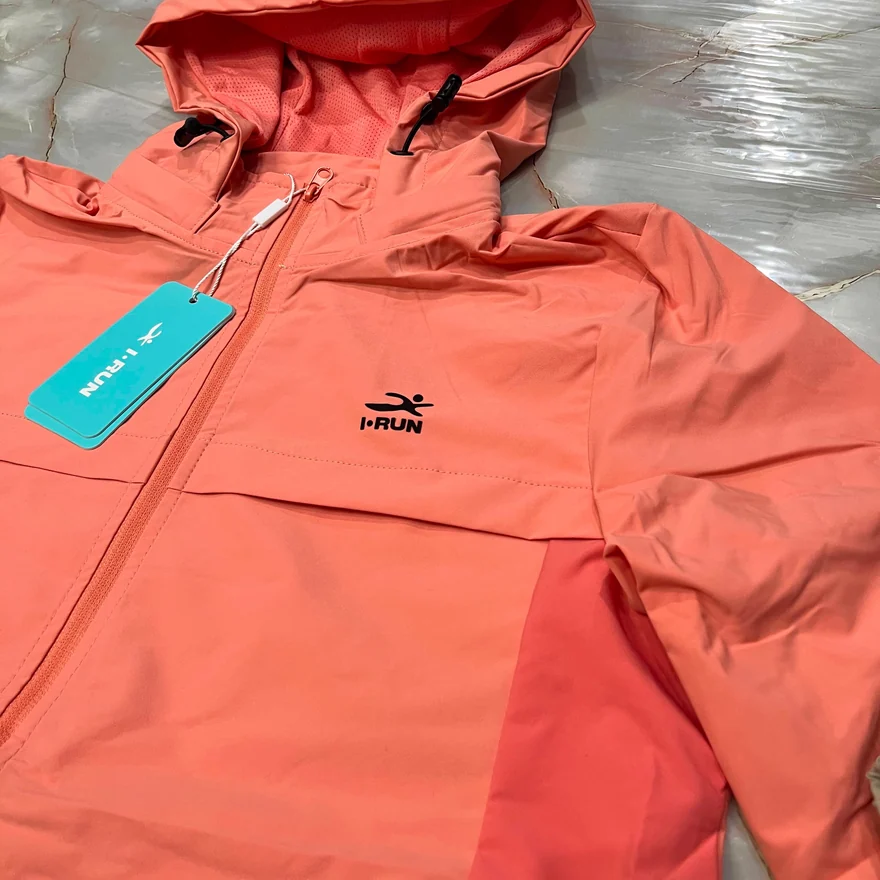 Campera rompeviento I-RUN con capucha, color coral