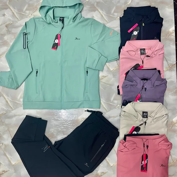 Buzo con capucha color menta y conjuntos deportivos